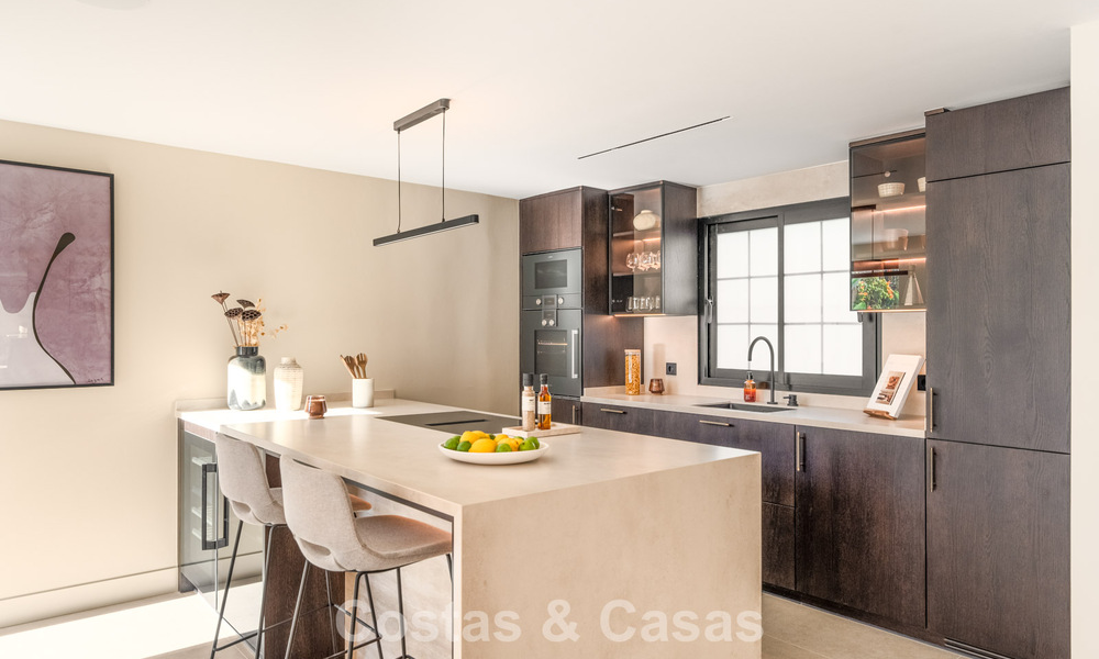 Luxueus gerenoveerd townhouse met zeezicht te koop, in een afgeschermde woonwijk op Marbella’s Golden Mile 774994