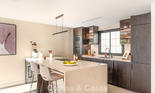 Luxueus gerenoveerd townhouse met zeezicht te koop, in een afgeschermde woonwijk op Marbella’s Golden Mile 774994 