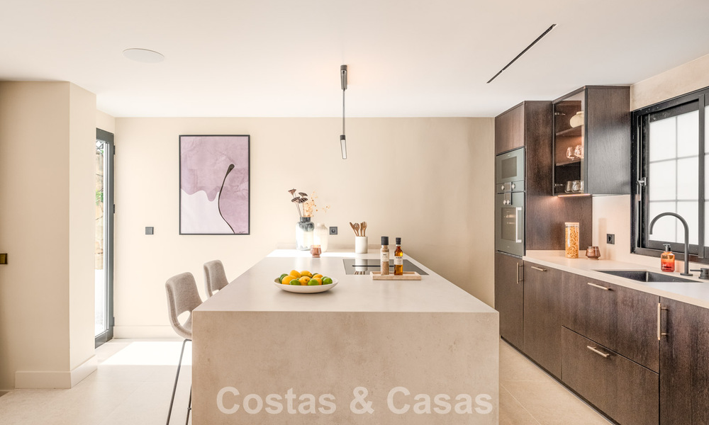 Luxueus gerenoveerd townhouse met zeezicht te koop, in een afgeschermde woonwijk op Marbella’s Golden Mile 774995