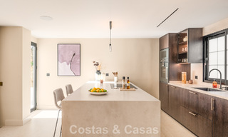 Luxueus gerenoveerd townhouse met zeezicht te koop, in een afgeschermde woonwijk op Marbella’s Golden Mile 774995 