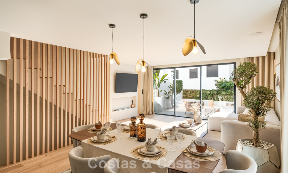 Luxueus gerenoveerd townhouse met zeezicht te koop, in een afgeschermde woonwijk op Marbella’s Golden Mile 774996