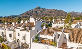 Luxueus gerenoveerd townhouse met zeezicht te koop, in een afgeschermde woonwijk op Marbella’s Golden Mile 774998 