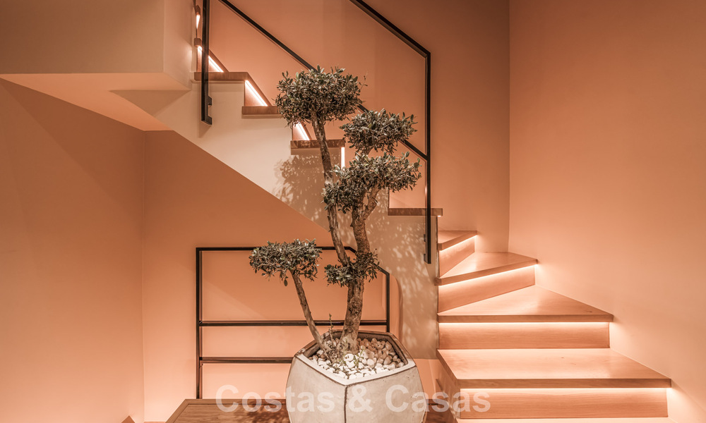 Luxueus gerenoveerd townhouse met zeezicht te koop, in een afgeschermde woonwijk op Marbella’s Golden Mile 775000
