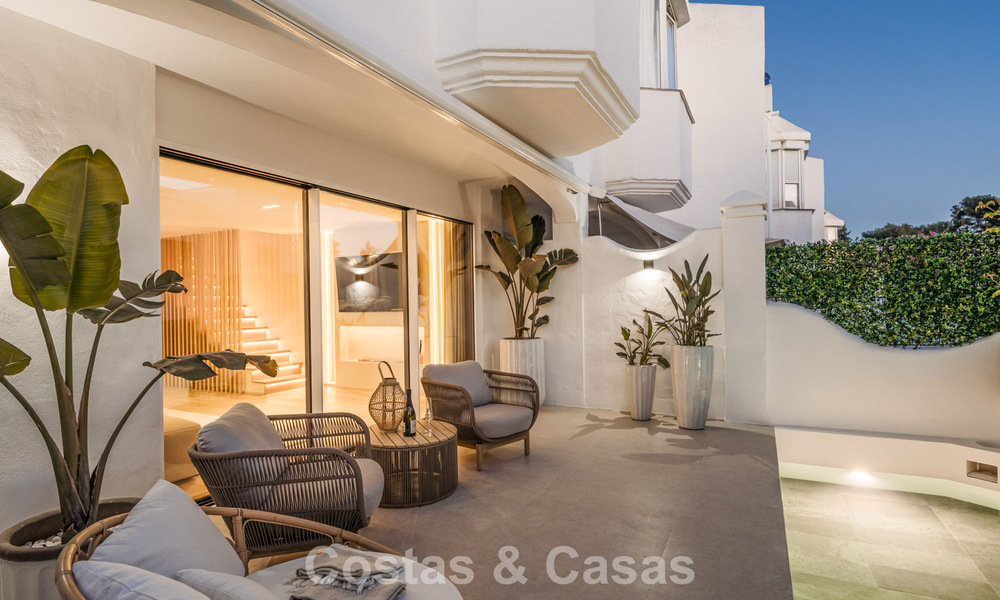 Luxueus gerenoveerd townhouse met zeezicht te koop, in een afgeschermde woonwijk op Marbella’s Golden Mile 775001