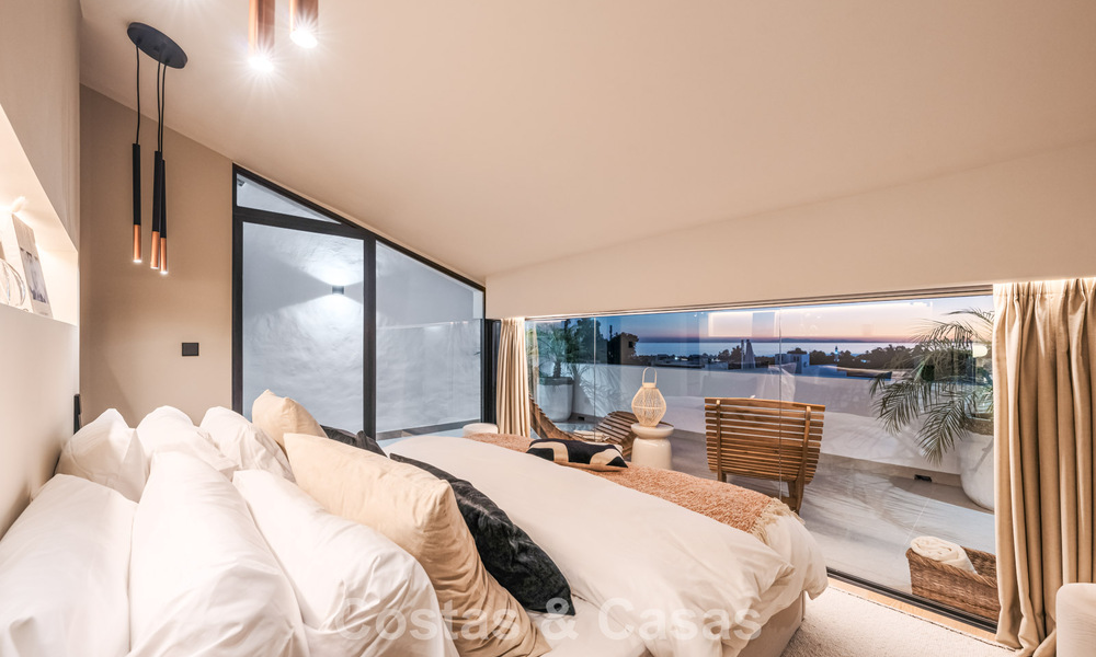 Luxueus gerenoveerd townhouse met zeezicht te koop, in een afgeschermde woonwijk op Marbella’s Golden Mile 775003