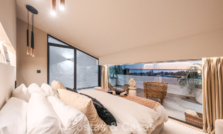 Luxueus gerenoveerd townhouse met zeezicht te koop, in een afgeschermde woonwijk op Marbella’s Golden Mile 775003 