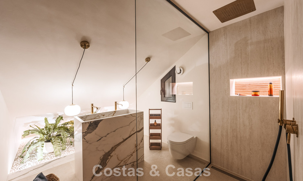 Luxueus gerenoveerd townhouse met zeezicht te koop, in een afgeschermde woonwijk op Marbella’s Golden Mile 775006