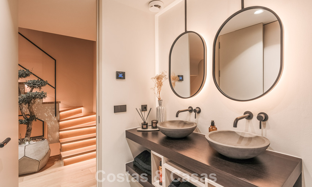 Luxueus gerenoveerd townhouse met zeezicht te koop, in een afgeschermde woonwijk op Marbella’s Golden Mile 775007