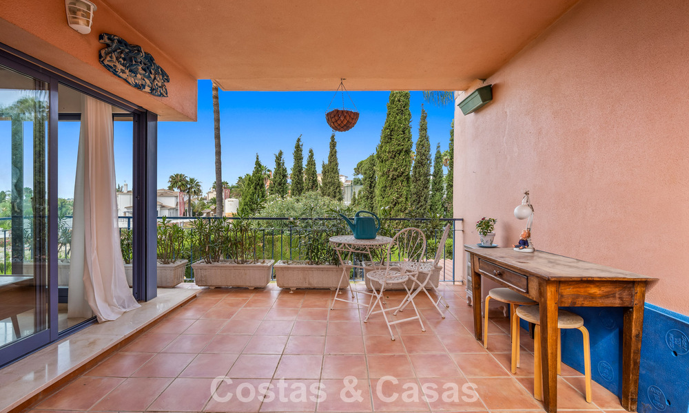 Ruim herenhuis met privétuin te koop, omgeven door golfbanen in Nueva Andalucia, Marbella 775072