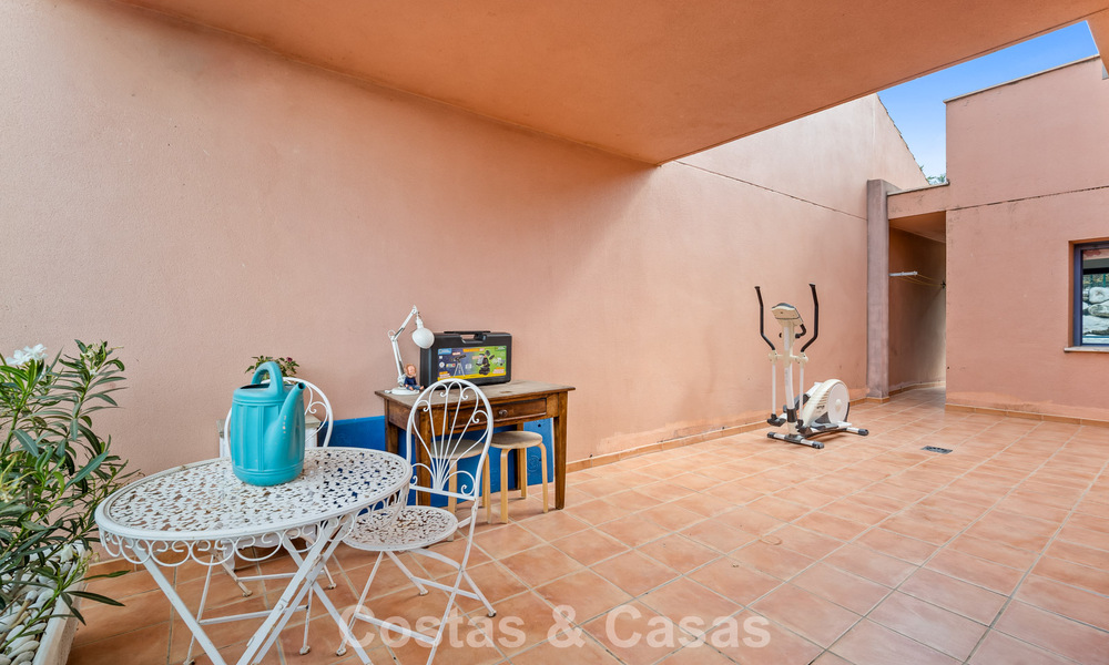 Ruim herenhuis met privétuin te koop, omgeven door golfbanen in Nueva Andalucia, Marbella 775073