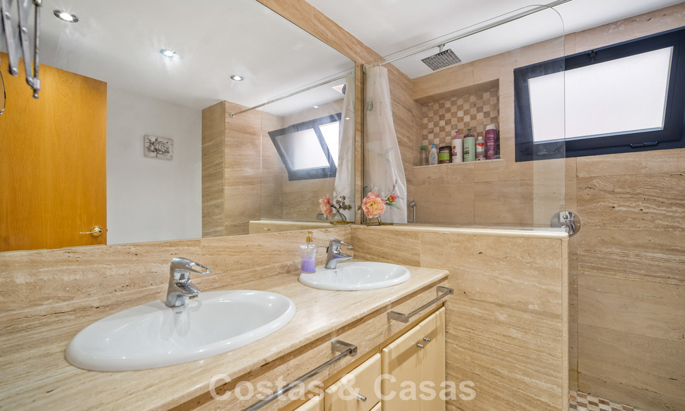 Ruim herenhuis met privétuin te koop, omgeven door golfbanen in Nueva Andalucia, Marbella 775074