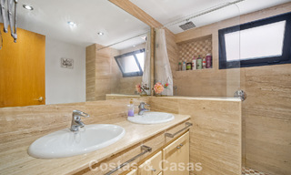 Ruim herenhuis met privétuin te koop, omgeven door golfbanen in Nueva Andalucia, Marbella 775074 