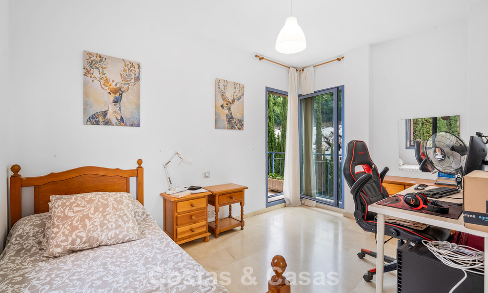Ruim herenhuis met privétuin te koop, omgeven door golfbanen in Nueva Andalucia, Marbella 775076