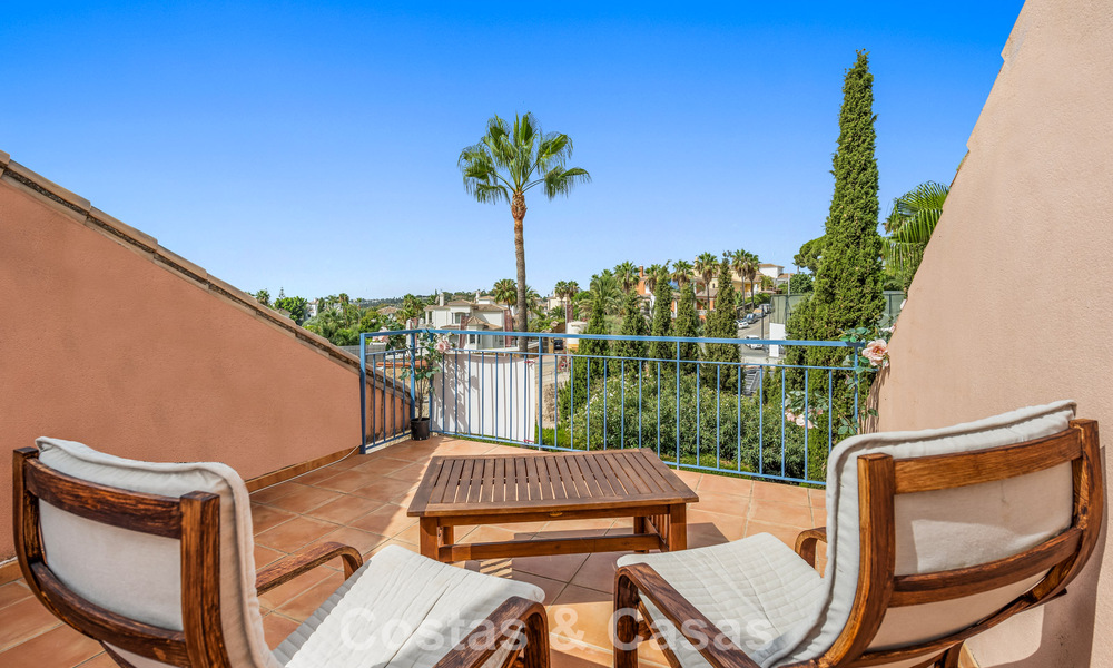 Ruim herenhuis met privétuin te koop, omgeven door golfbanen in Nueva Andalucia, Marbella 775081