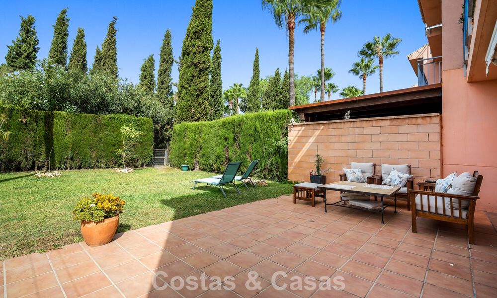 Ruim herenhuis met privétuin te koop, omgeven door golfbanen in Nueva Andalucia, Marbella 775084