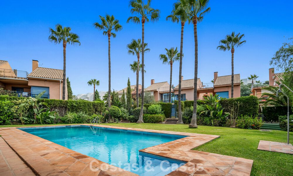 Ruim herenhuis met privétuin te koop, omgeven door golfbanen in Nueva Andalucia, Marbella 775086