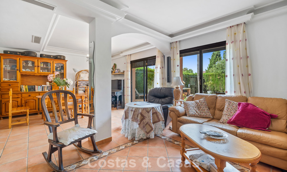 Ruim herenhuis met privétuin te koop, omgeven door golfbanen in Nueva Andalucia, Marbella 775087