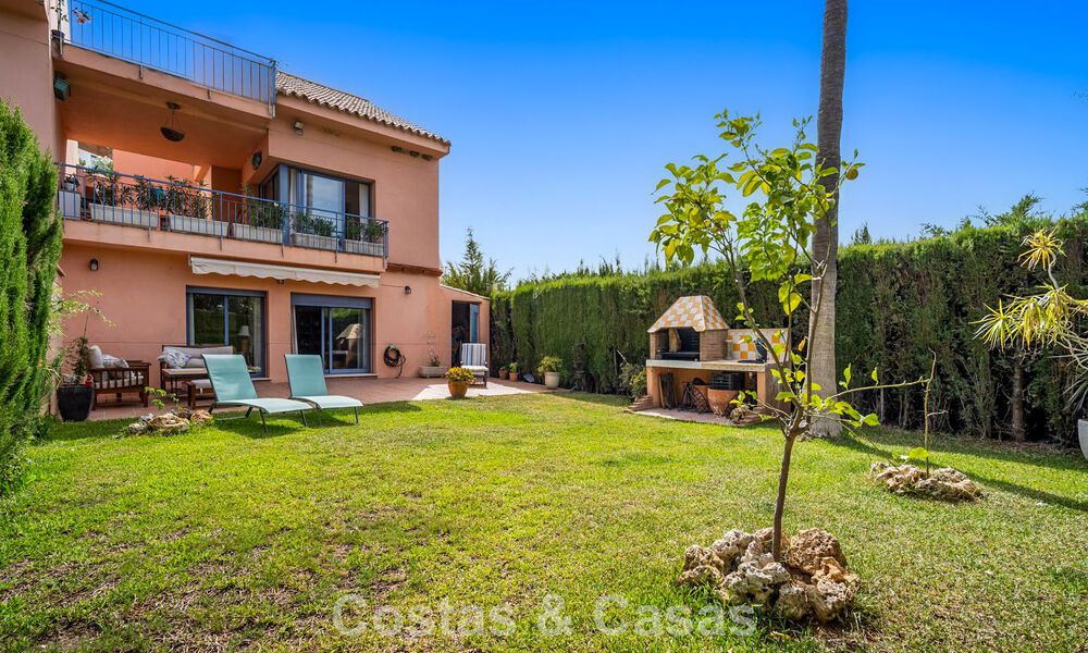 Ruim herenhuis met privétuin te koop, omgeven door golfbanen in Nueva Andalucia, Marbella 775088