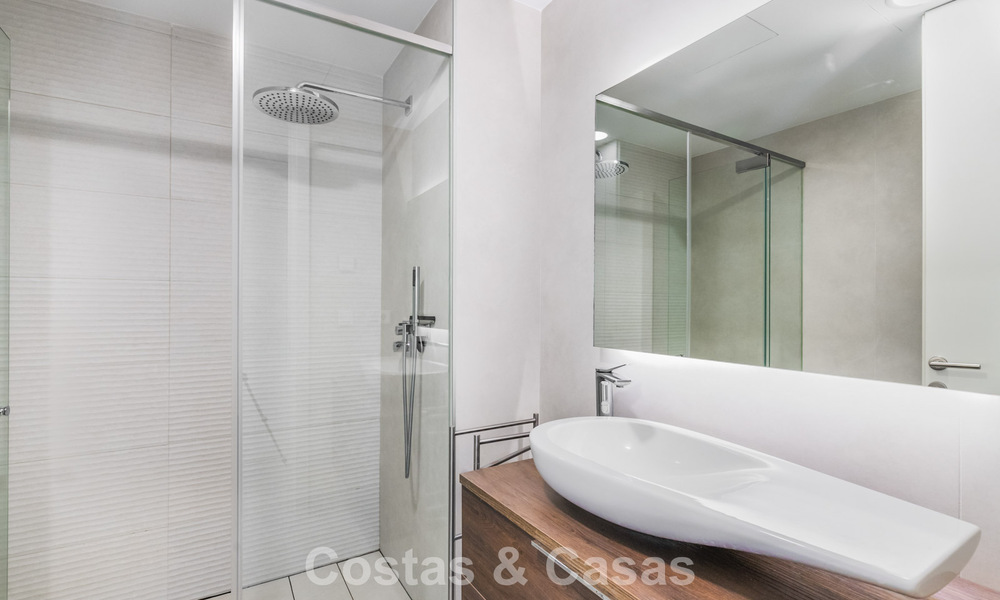 Instapklaar, modern, eerstelijnsstrand appartement te koop in Estepona, Costa del Sol 775094