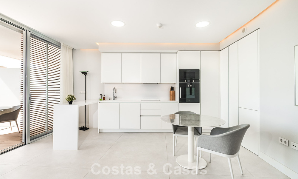 Instapklaar, modern, eerstelijnsstrand appartement te koop in Estepona, Costa del Sol 775100