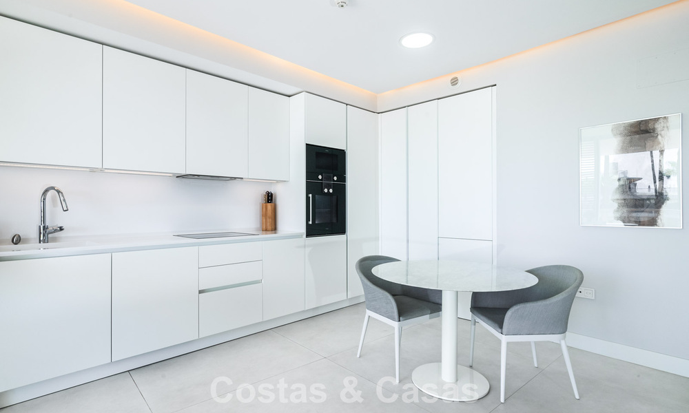 Instapklaar, modern, eerstelijnsstrand appartement te koop in Estepona, Costa del Sol 775101