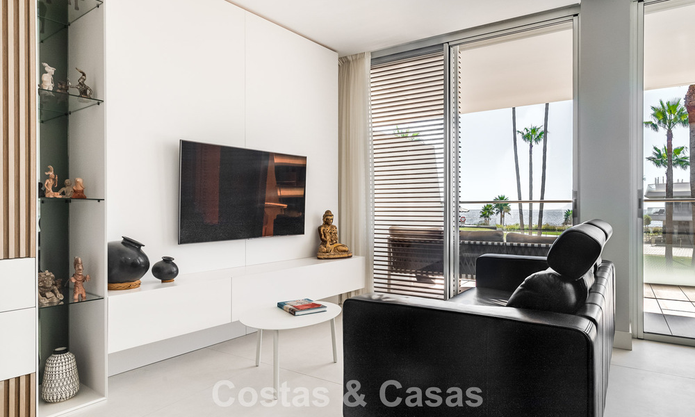 Instapklaar, modern, eerstelijnsstrand appartement te koop in Estepona, Costa del Sol 775103