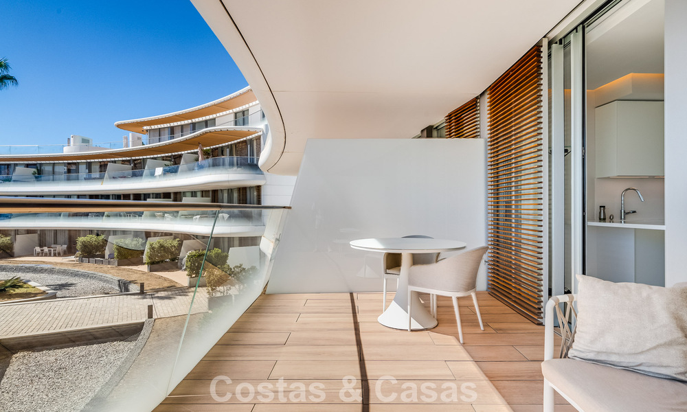 Instapklaar, modern, eerstelijnsstrand appartement te koop in Estepona, Costa del Sol 775104