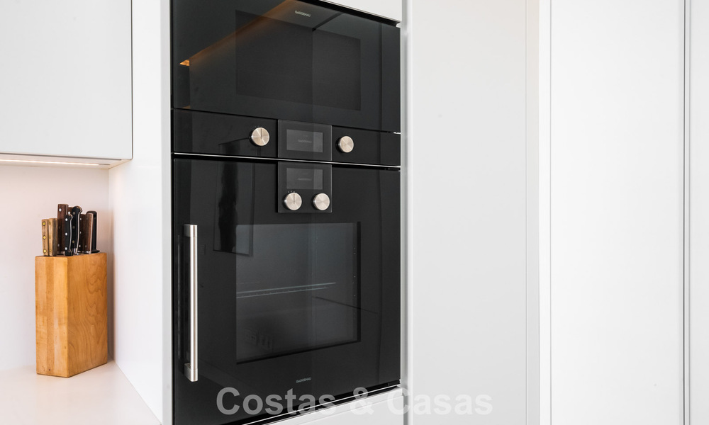 Instapklaar, modern, eerstelijnsstrand appartement te koop in Estepona, Costa del Sol 775106