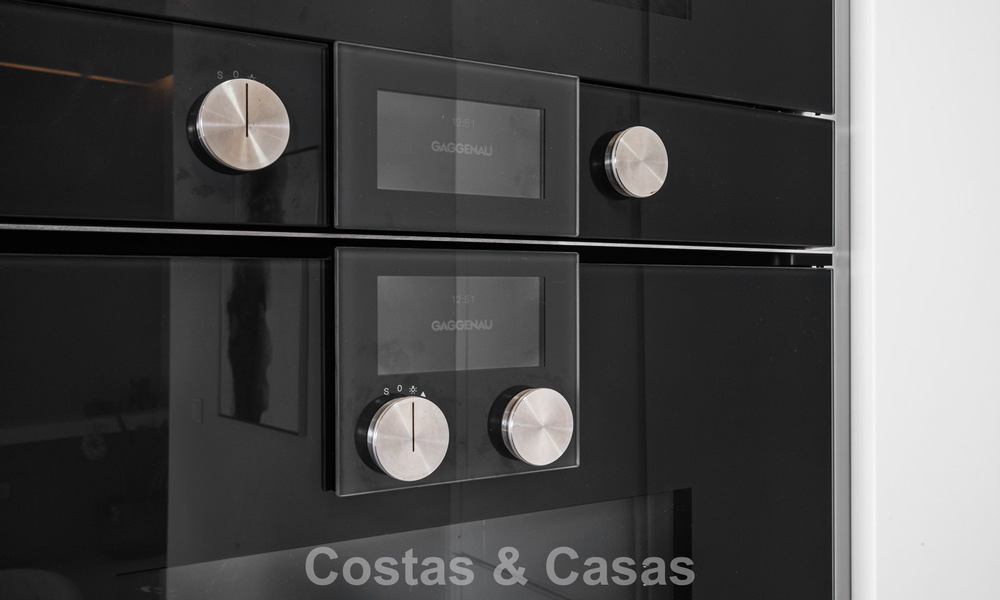 Instapklaar, modern, eerstelijnsstrand appartement te koop in Estepona, Costa del Sol 775107