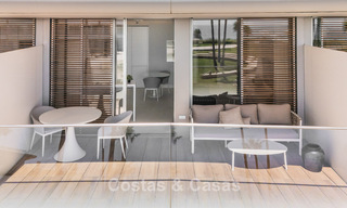 Instapklaar, modern, eerstelijnsstrand appartement te koop in Estepona, Costa del Sol 775109 