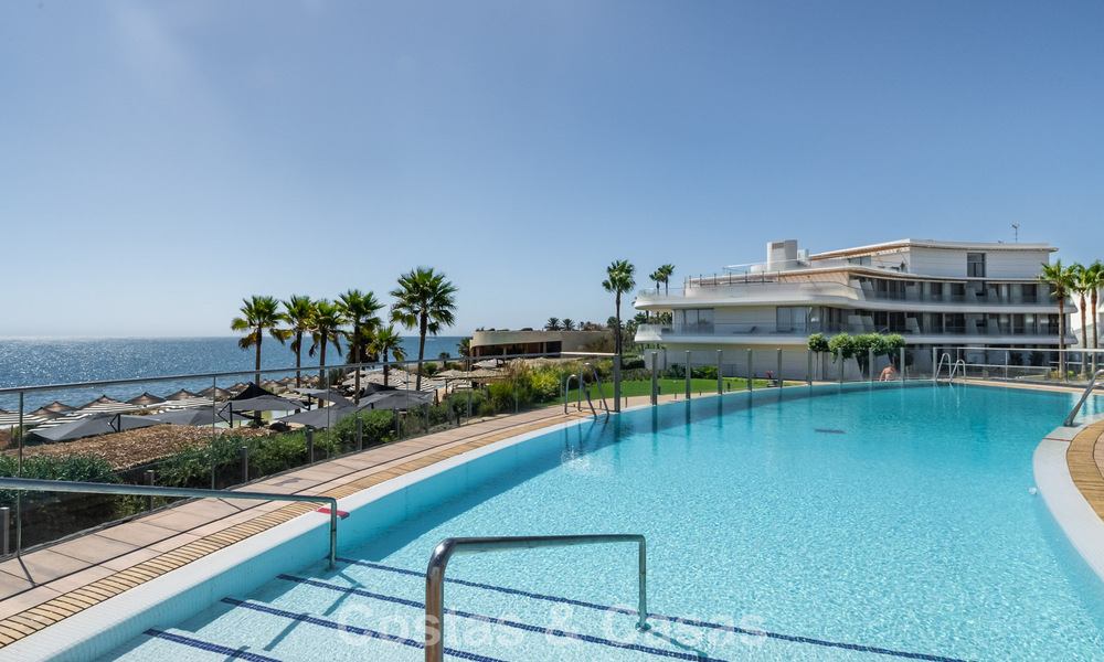 Instapklaar, modern, eerstelijnsstrand appartement te koop in Estepona, Costa del Sol 775117