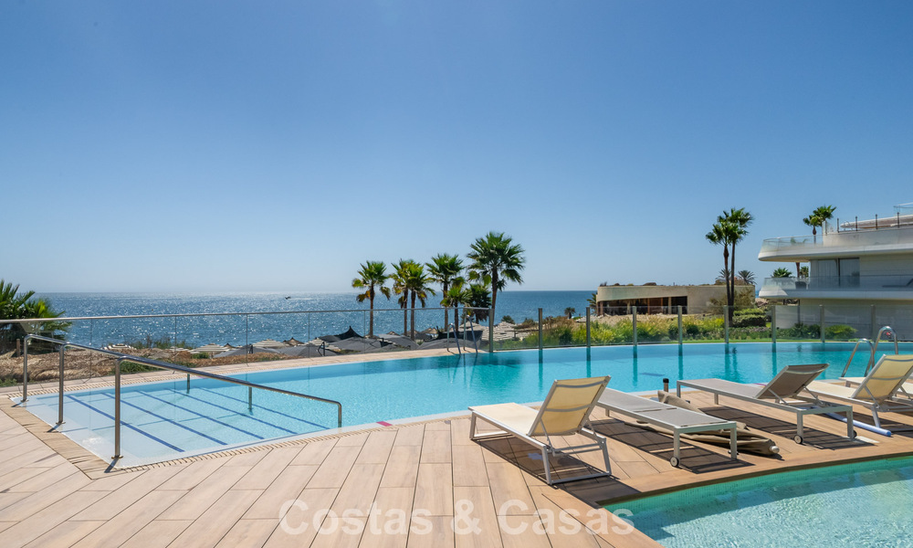 Instapklaar, modern, eerstelijnsstrand appartement te koop in Estepona, Costa del Sol 775118