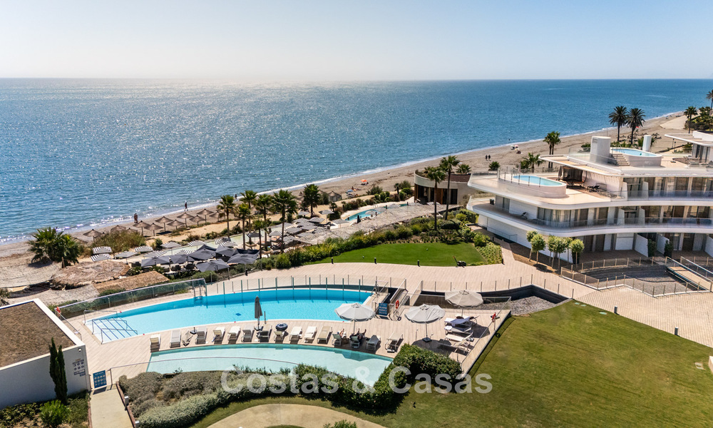 Instapklaar, modern, eerstelijnsstrand appartement te koop in Estepona, Costa del Sol 775119