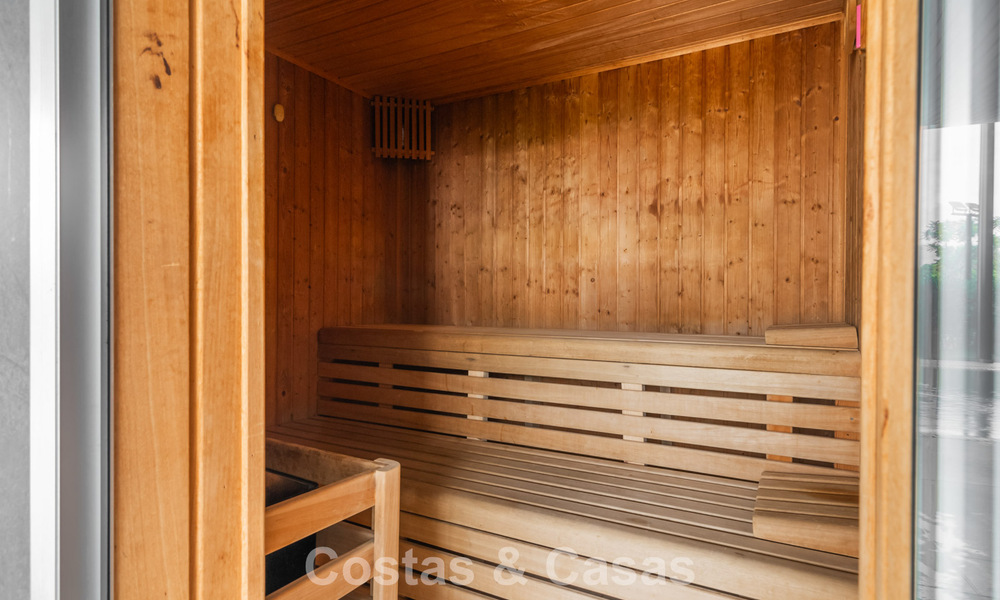 Instapklaar, modern, eerstelijnsstrand appartement te koop in Estepona, Costa del Sol 775126