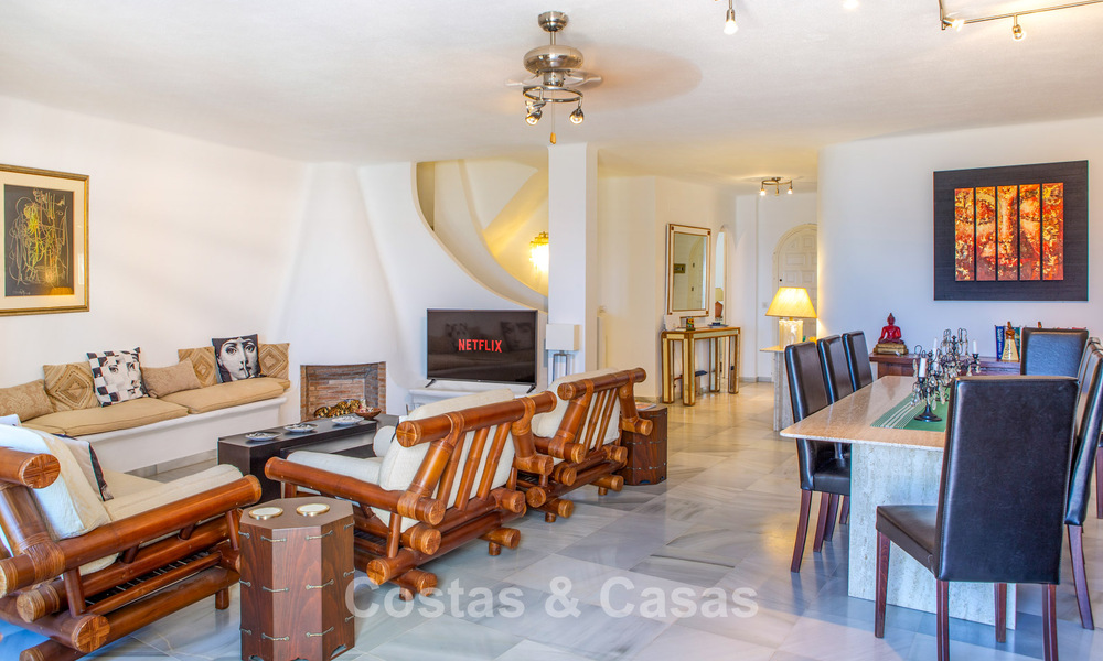 Ruim 4-slaapkamer townhouse met prachtig zeezicht te koop gelegen in Marbella Oost 775130