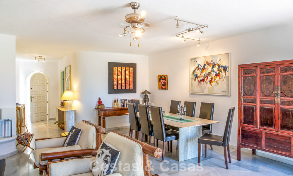 Ruim 4-slaapkamer townhouse met prachtig zeezicht te koop gelegen in Marbella Oost 775131