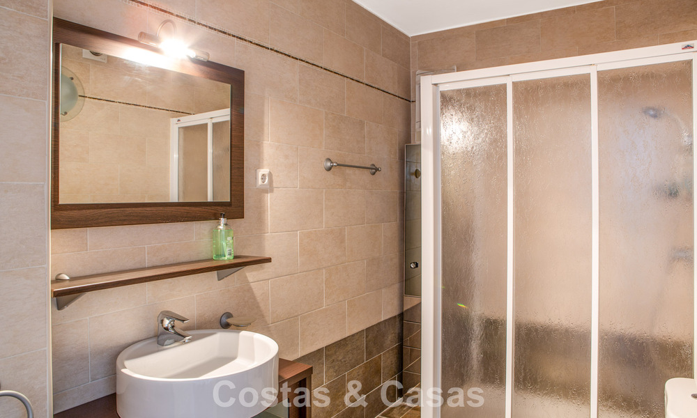 Ruim 4-slaapkamer townhouse met prachtig zeezicht te koop gelegen in Marbella Oost 775138