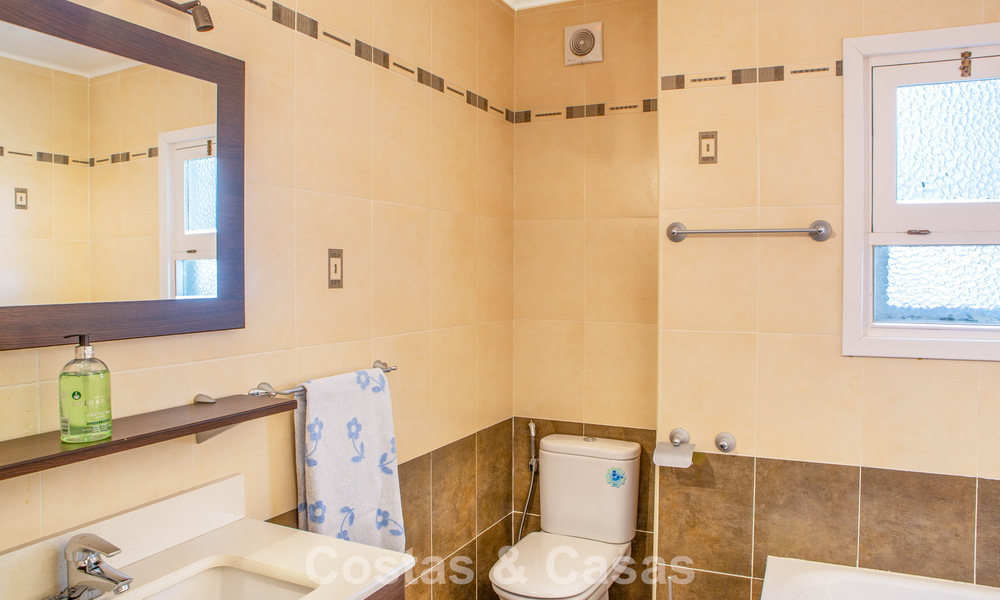 Ruim 4-slaapkamer townhouse met prachtig zeezicht te koop gelegen in Marbella Oost 775141