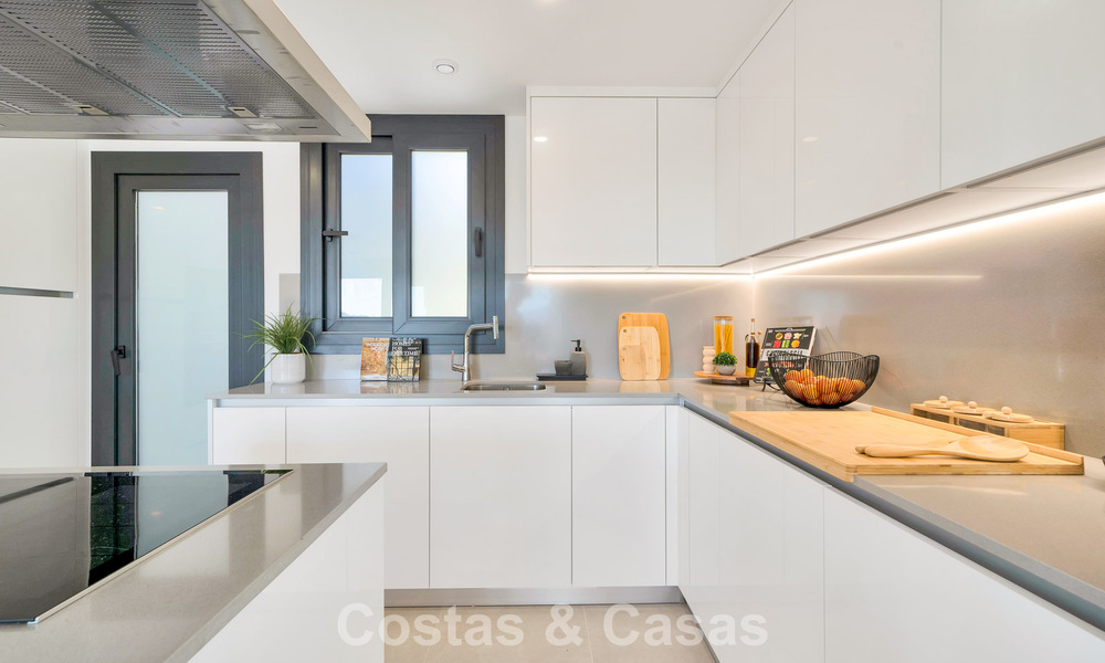 Recent gebouwd penthouse met ruim solarium te koop in een gated complex in Benahavis - Marbella 775460