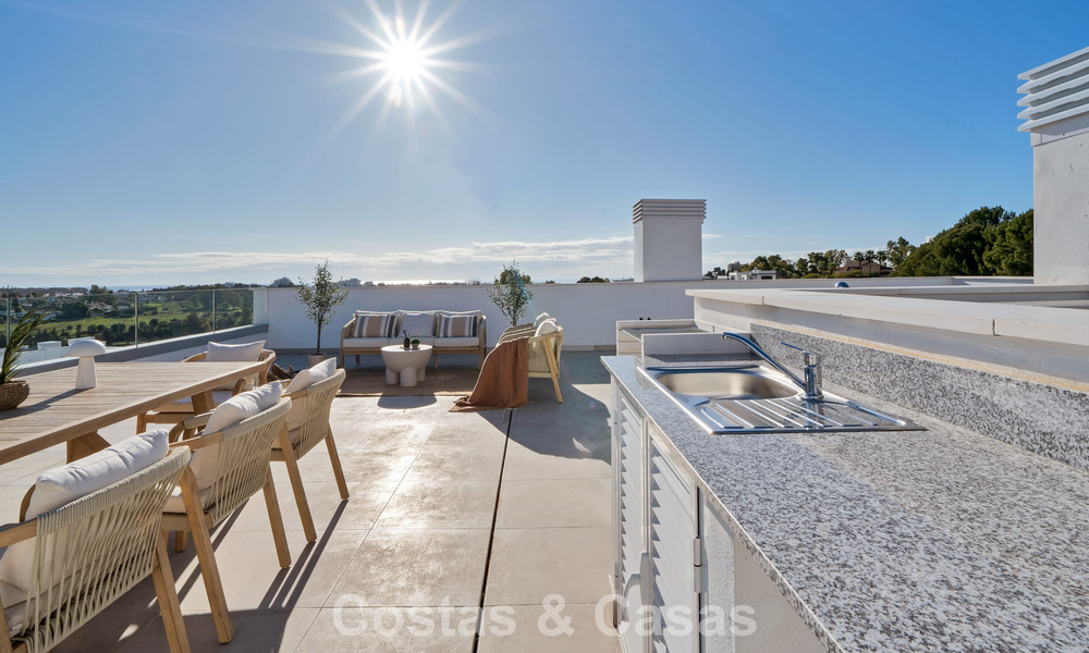 Recent gebouwd penthouse met ruim solarium te koop in een gated complex in Benahavis - Marbella 775475