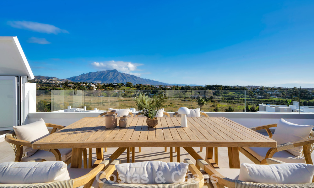 Recent gebouwd penthouse met ruim solarium te koop in een gated complex in Benahavis - Marbella 775477