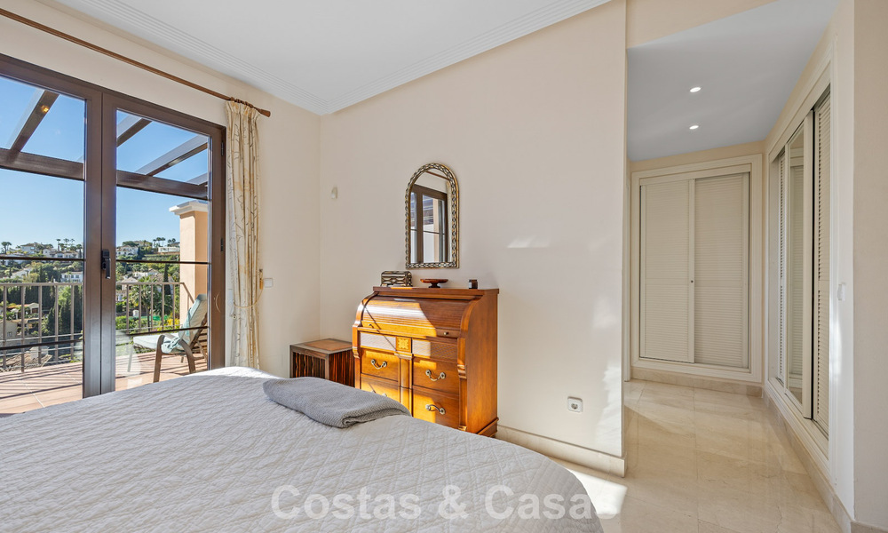 Ruim townhouse met prachtig golf- en zeezicht te koop, in een exclusieve golfurbanisatie in Benahavis - Marbella 775196