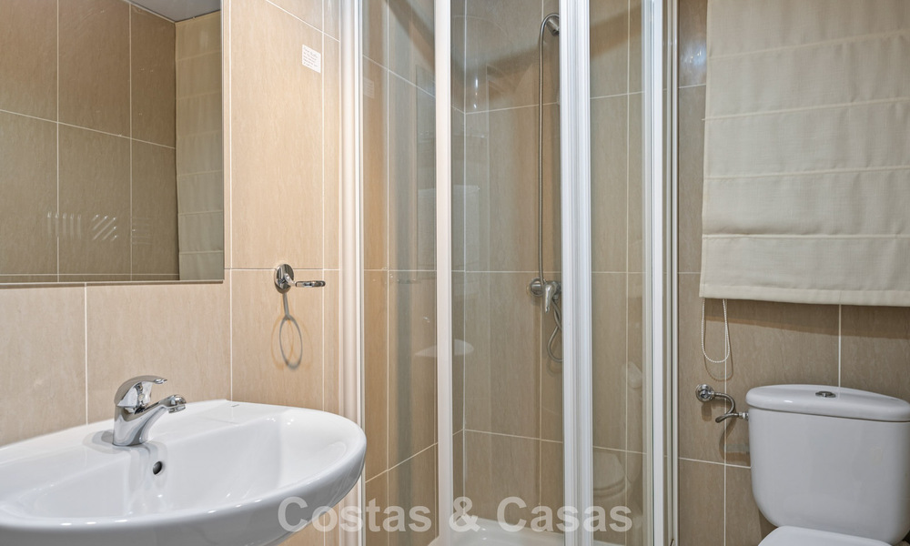 Ruim townhouse met prachtig golf- en zeezicht te koop, in een exclusieve golfurbanisatie in Benahavis - Marbella 775198