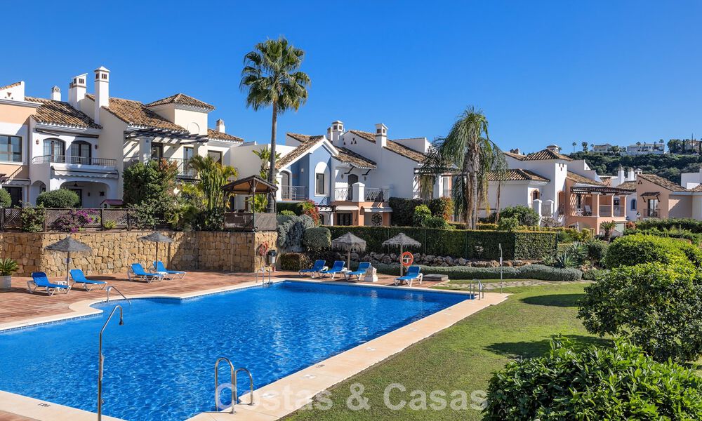 Ruim townhouse met prachtig golf- en zeezicht te koop, in een exclusieve golfurbanisatie in Benahavis - Marbella 775199
