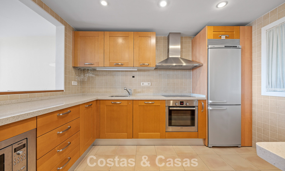 Ruim townhouse met prachtig golf- en zeezicht te koop, in een exclusieve golfurbanisatie in Benahavis - Marbella 775201