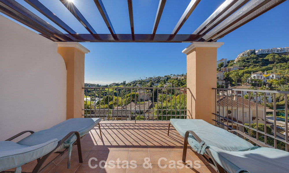Ruim townhouse met prachtig golf- en zeezicht te koop, in een exclusieve golfurbanisatie in Benahavis - Marbella 775206