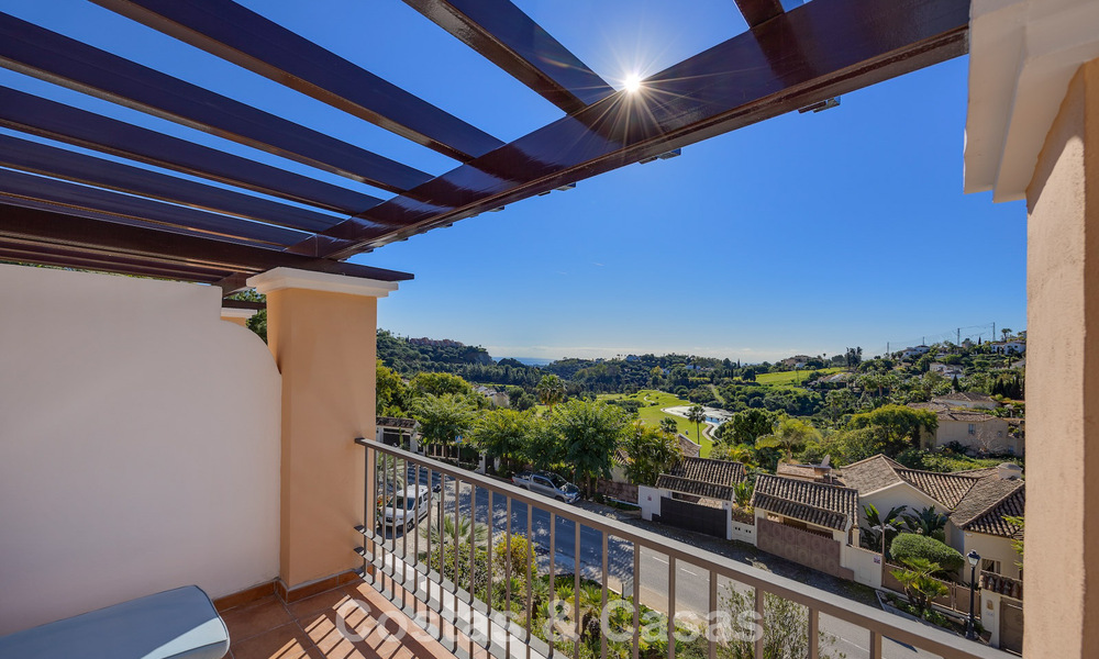 Ruim townhouse met prachtig golf- en zeezicht te koop, in een exclusieve golfurbanisatie in Benahavis - Marbella 775207