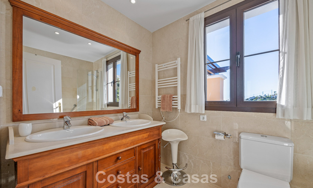 Ruim townhouse met prachtig golf- en zeezicht te koop, in een exclusieve golfurbanisatie in Benahavis - Marbella 775208