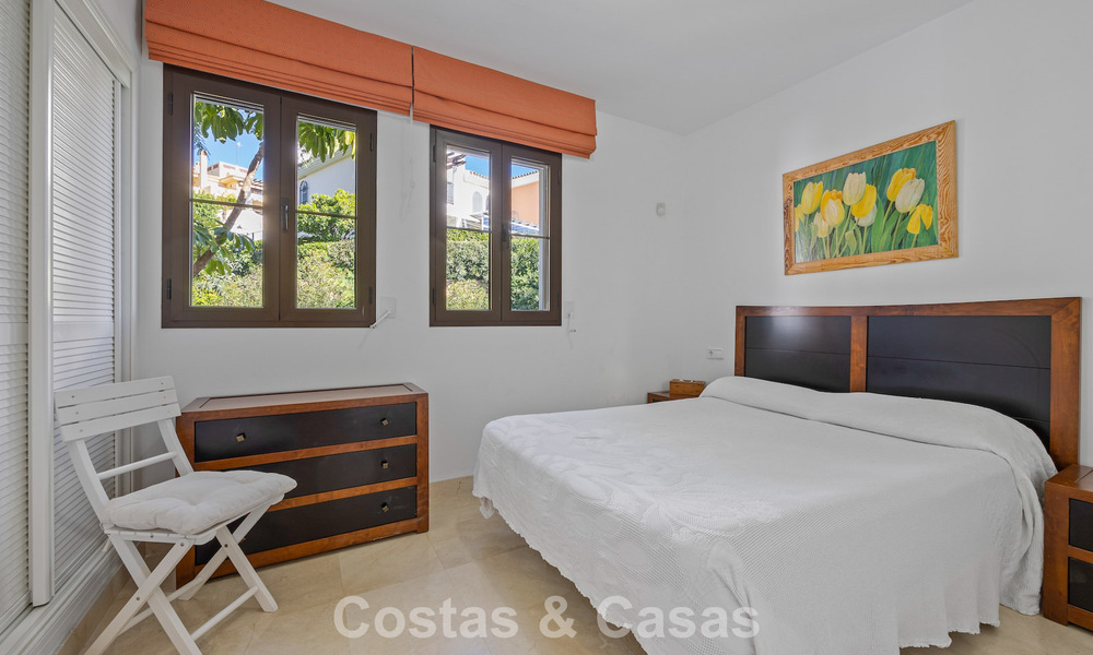 Ruim townhouse met prachtig golf- en zeezicht te koop, in een exclusieve golfurbanisatie in Benahavis - Marbella 775210