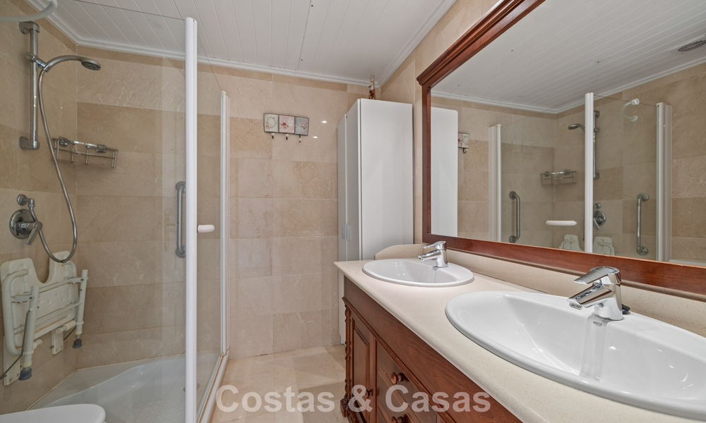 Ruim townhouse met prachtig golf- en zeezicht te koop, in een exclusieve golfurbanisatie in Benahavis - Marbella 775211